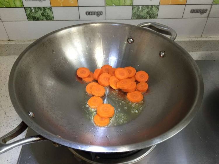 胡萝卜虾仁小炒步骤2