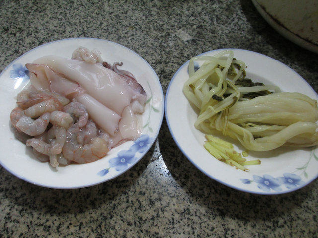 腌白菜炒海鲜步骤1