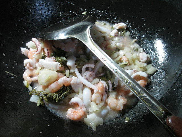 腌白菜炒海鲜步骤7