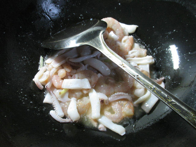 腌白菜炒海鲜步骤6
