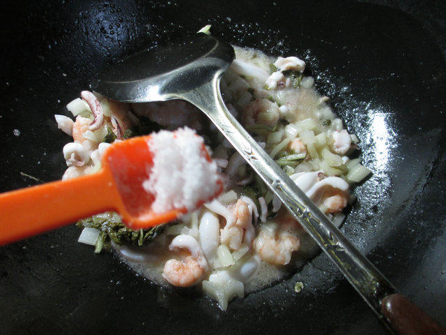 腌白菜炒海鲜步骤8