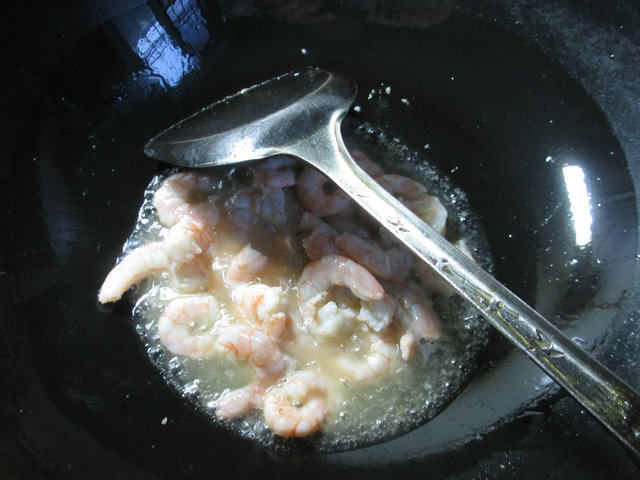 虾仁茭白炒毛豆步骤3