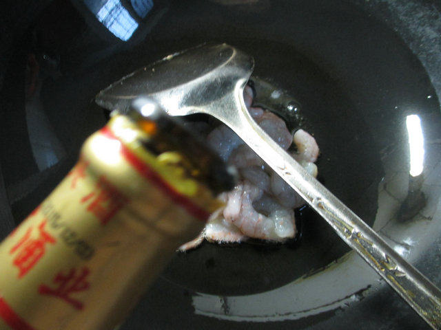 虾仁茭白炒毛豆步骤2