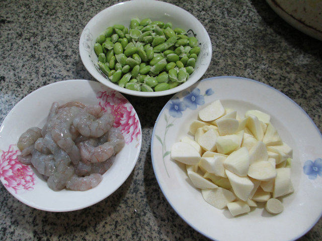 虾仁茭白炒毛豆步骤1