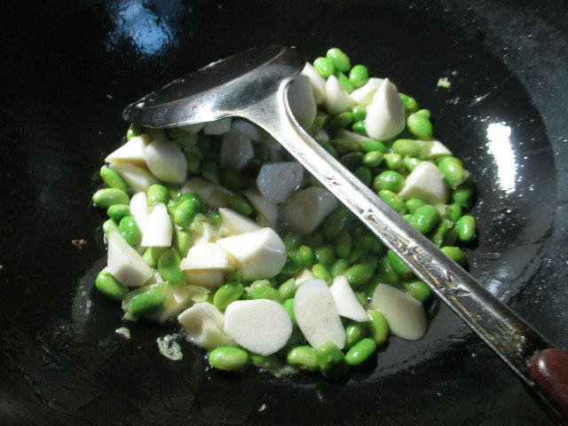虾仁茭白炒毛豆步骤4