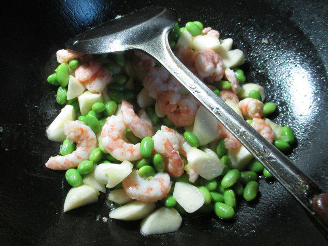 虾仁茭白炒毛豆步骤6