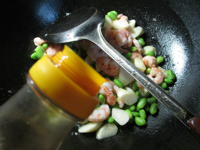 虾仁茭白炒毛豆步骤7