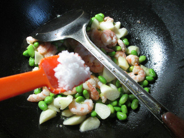 虾仁茭白炒毛豆步骤8