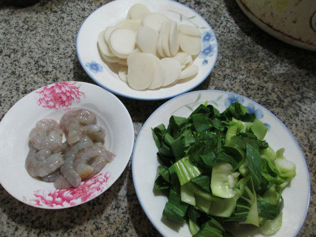 虾仁青菜炒年糕步骤1