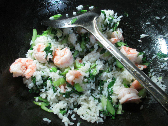 虾仁青菜炒饭步骤6