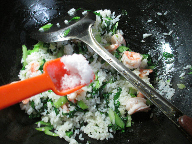 虾仁青菜炒饭步骤7