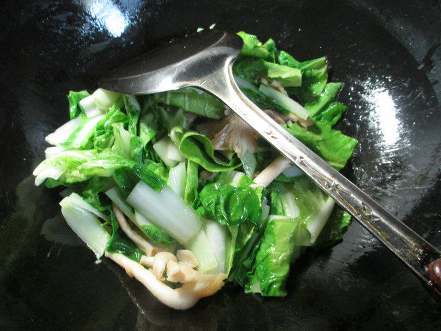 秀珍菇虾仁炒小白菜步骤4