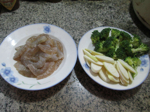 西兰花茭白炒虾仁步骤1