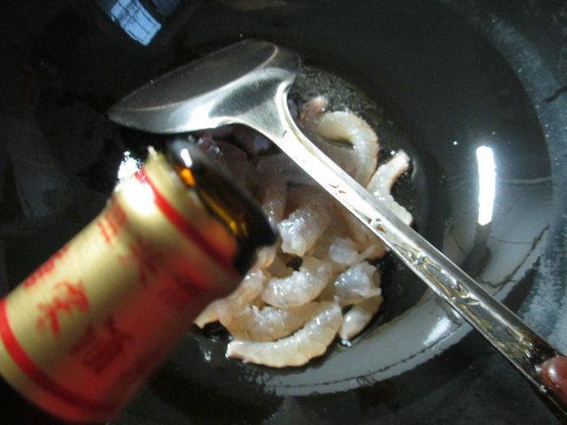 西兰花茭白炒虾仁步骤2