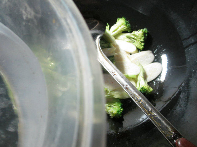 西兰花茭白炒虾仁步骤5