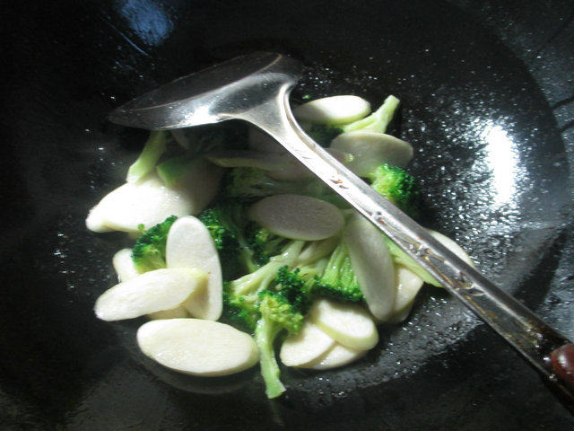 西兰花茭白炒虾仁步骤6