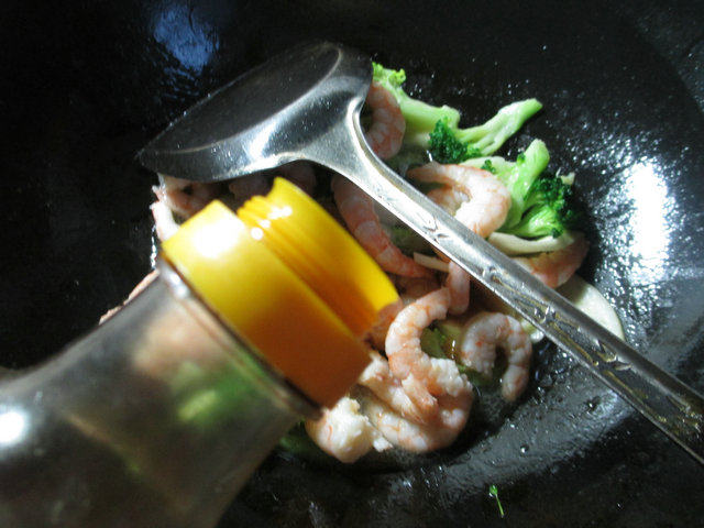 西兰花茭白炒虾仁步骤8