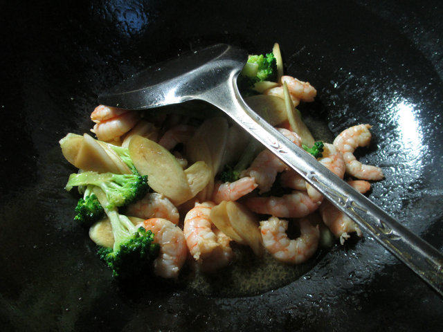 西兰花茭白炒虾仁步骤10
