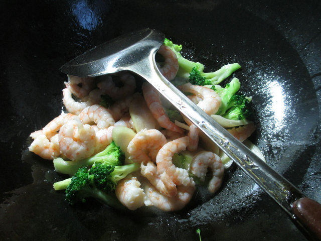 西兰花茭白炒虾仁步骤7