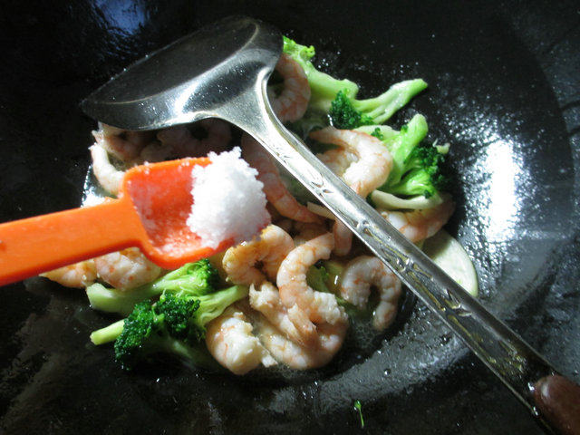 西兰花茭白炒虾仁步骤9
