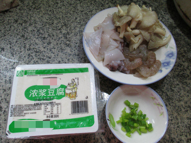 海鲜秀珍菇豆腐步骤1