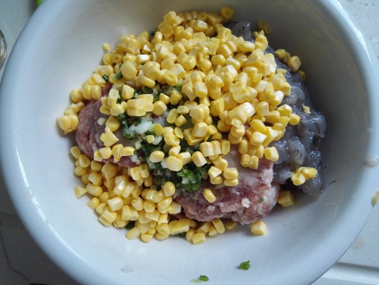 虾肉玉米饺子步骤1