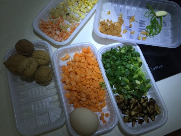 核桃海鲜炒饭步骤1