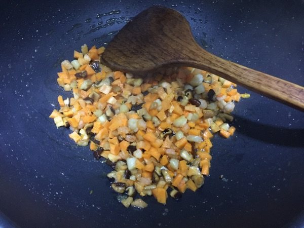 核桃海鲜炒饭步骤3