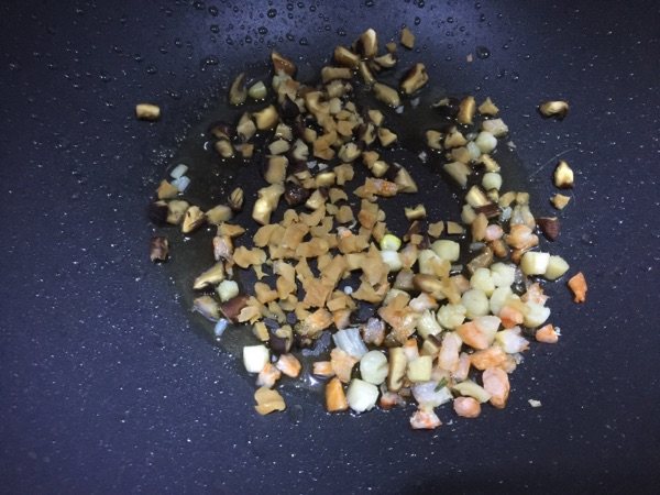 核桃海鲜炒饭步骤2