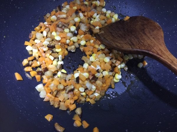 核桃海鲜炒饭步骤4