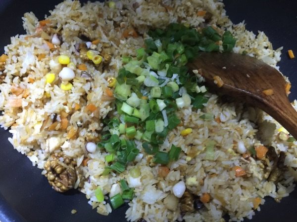核桃海鲜炒饭步骤10