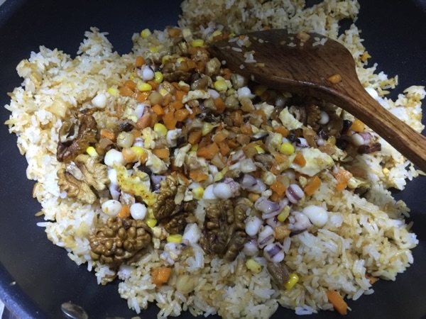 核桃海鲜炒饭步骤9