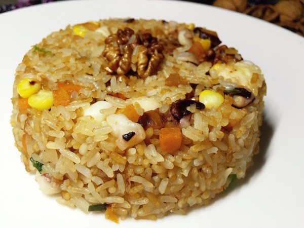 核桃海鲜炒饭步骤12