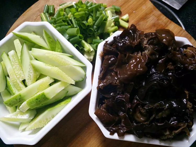 黄瓜木耳炒虾仁步骤2