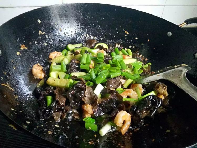 黄瓜木耳炒虾仁步骤9