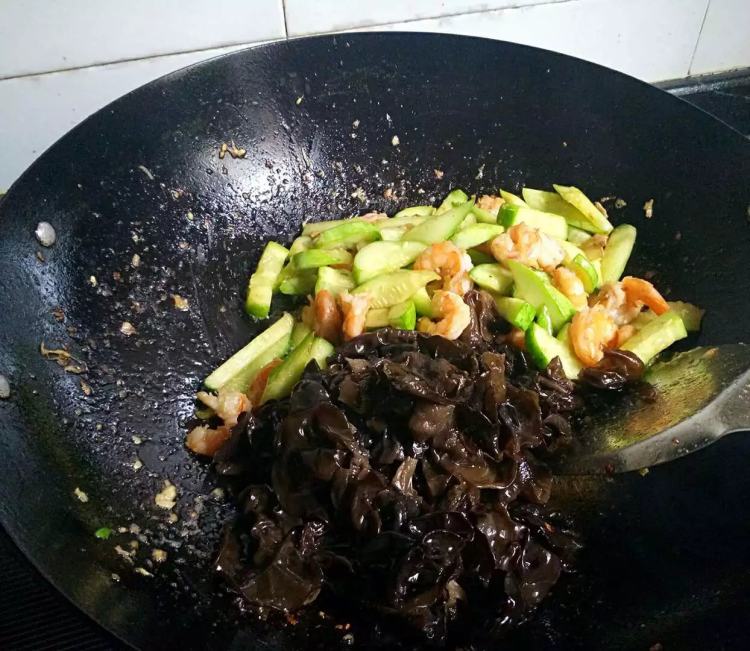 黄瓜木耳炒虾仁步骤8