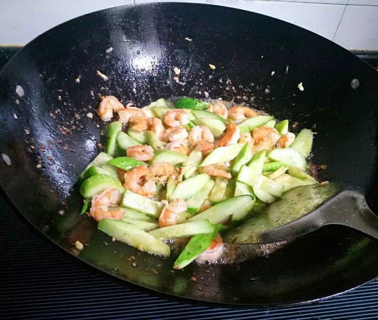 黄瓜木耳炒虾仁步骤7