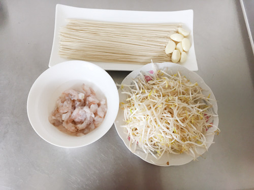 虾仁凉面步骤1