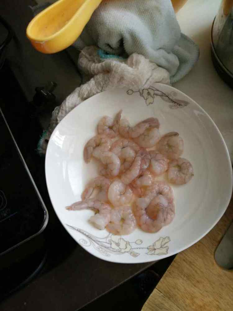 番茄茄香青椒虾仁步骤1