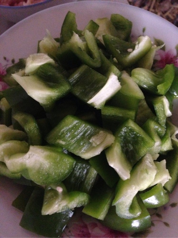 圆椒炒虾仁肉步骤1