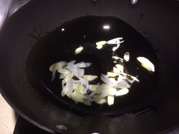 蒜薹炒虾仁步骤2