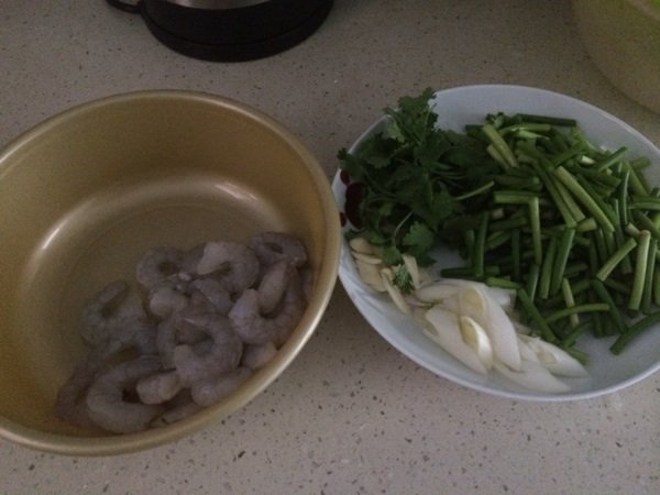 蒜薹炒虾仁步骤1