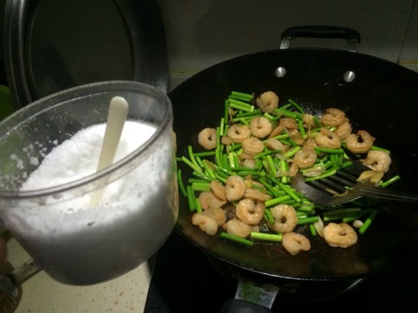 蒜薹炒虾仁步骤6
