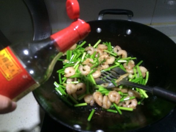 蒜薹炒虾仁步骤5