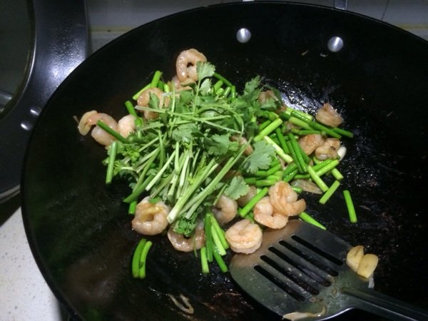 蒜薹炒虾仁步骤7