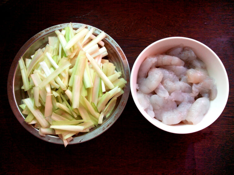 蒜苗炒虾仁步骤1