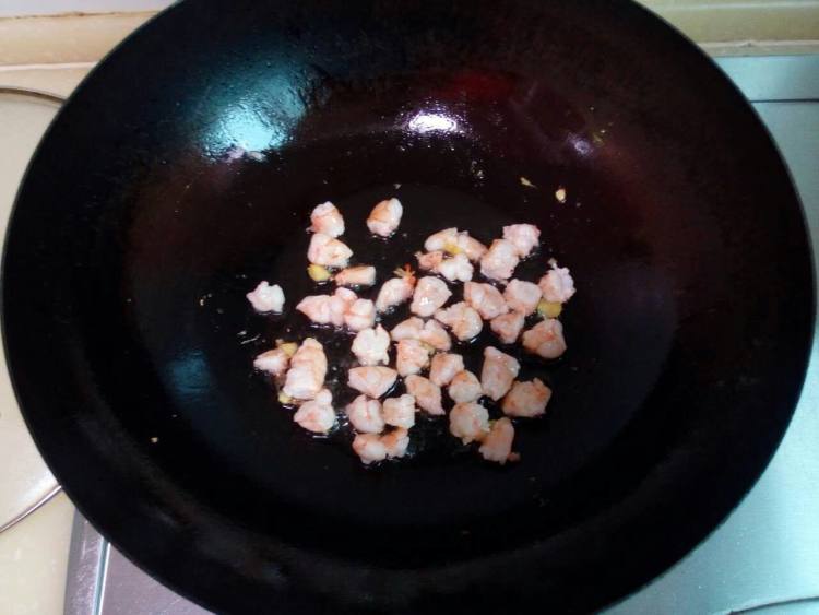 豌豆虾仁步骤3