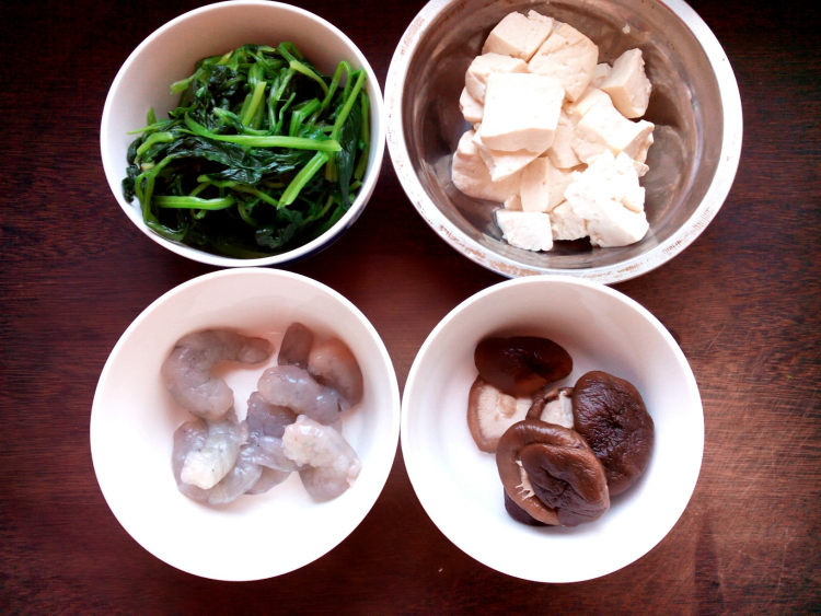 菠菜虾泥豆腐汤步骤1