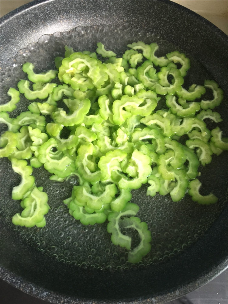 苦瓜虾仁滑蛋步骤2