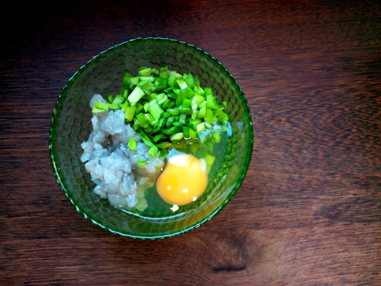 虾泥鸡蛋饼步骤1